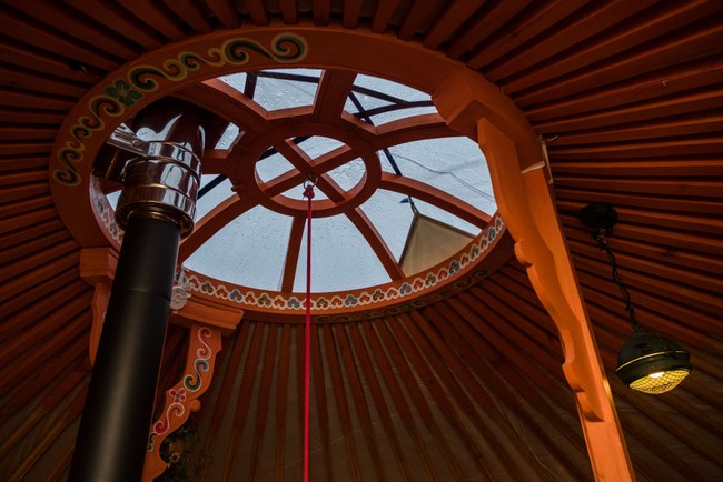 Sejak Desember 2020, keduanya tinggal di dalam tenda demi mengurangi biaya hidup. Foto: Getty Images