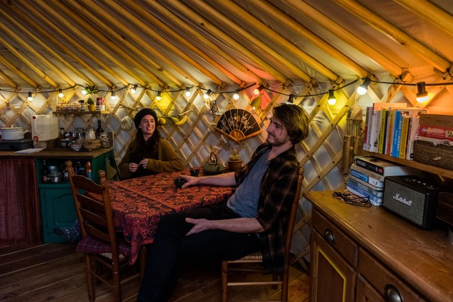 Tenda menjadi opsi tempat tinggal yang menurut mereka lebih pas untuk gaya hidup keduanya yang sering kali bepergian. Foto: Getty Images