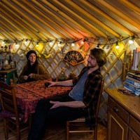 Tenda menjadi opsi tempat tinggal yang menurut mereka lebih pas untuk gaya hidup keduanya yang sering kali bepergian. Foto: Getty Images