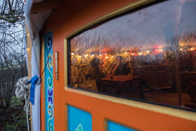 Tenda yang ditempati Chris dan suaminya terletak di sebuah lahan pertanian di bagian selatan Belanda. Foto: Getty Images