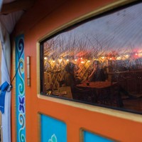 Tenda yang ditempati Chris dan suaminya terletak di sebuah lahan pertanian di bagian selatan Belanda. Foto: Getty Images