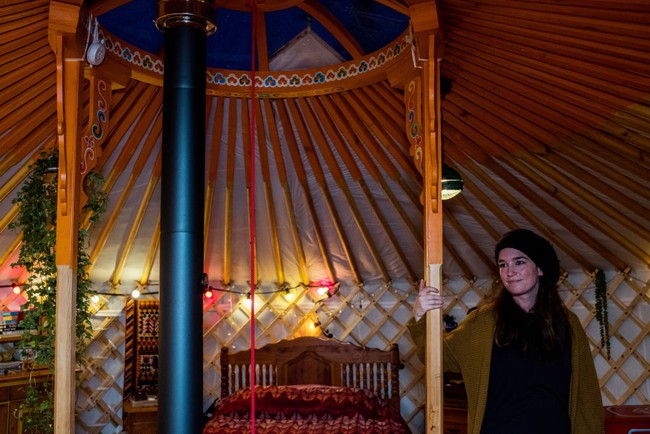 Pandemi COVID-19 membuat pasangan suami-istri ini kehilangan pekerjaan. Mereka akhirnya menjual rumah dan membeli tenda. Foto: Getty Images