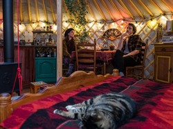 7 Potret Kehidupan Pasangan Terdampak Pandemi yang Kini Hidup di Tenda