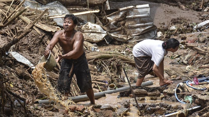 Sejumlah warga membersihkan rumah mereka yang tertimbun tanah akibat longsor di Dusun Kekait Daye, Desa Kekait, Kecamatan Gunungsari, Lombok Barat, NTB, Rabu (8/12/2021). Longsor disertai banjir bandang yang terjadi di daerah tersebut pada Senin (6/12/2021) mengakibatkan sebanyak 37 rumah warga rusak berat dan 300 jiwa mengungsi. ANTARA FOTO/Ahmad Subaidi/foc.