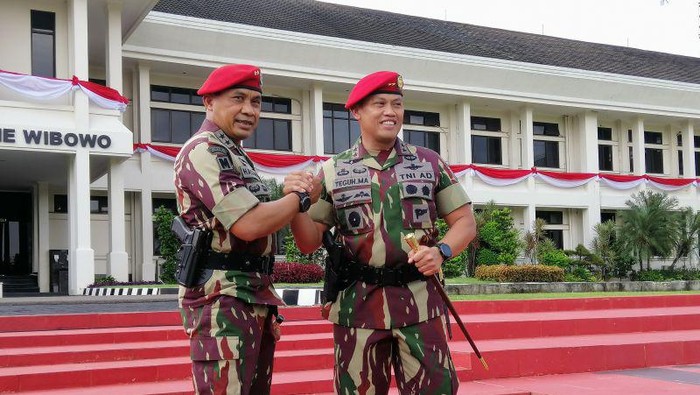 Danjen Kopassus yang baru Mayjen TNI Teguh Muji Angkasa (kanan) saat melakukan salam komando dengan Mayjen TNI Mohamad Hasan usai penyerahan tongkat Korps Baret Merah, di Mako Kopassus, Cijantung, Jakarta Timur, Kamis (9/12/2021).