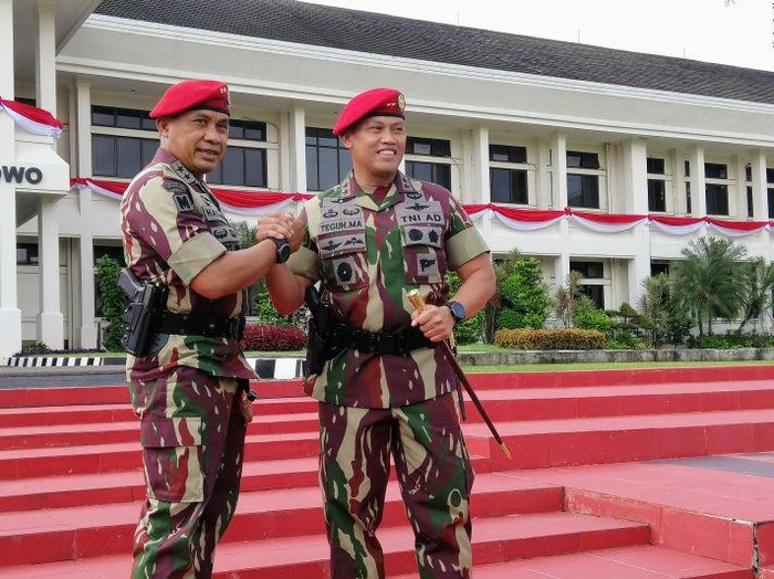 Danjen Kopassus yang baru Mayjen TNI Teguh Muji Angkasa (kanan) saat melakukan salam komando dengan Mayjen TNI Mohamad Hasan usai penyerahan tongkat Korps Baret Merah, di Mako Kopassus, Cijantung, Jakarta Timur, Kamis (9/12/2021).