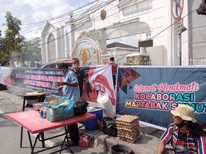 Massa Demo Peringati Hari Antikorupsi di Kantor Gubsu Sambil Masak Martabak