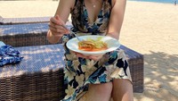 Tinggal di Bali, DJ Katty Butterfly sering membagikan momen kulinernya. Kali ini ia menikmati sepiring rujak yang segar di pinggir pantai. Foto: Instagram @dj_kattybutterfly36