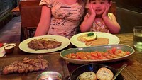 Bersama putri tercinta, DJ Katty tampak menikmati steak dan hidangan pembuka lainnya di restoran. Foto: Instagram @dj_kattybutterfly36