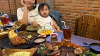 Momen lain bersama sang anak saat berada di restoran menikmati hidangan BBQ yang lezat. Foto: Instagram @dj_kattybutterfly36