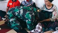 Ini agak terharu saya nih. Sampai seorang anak yang sudah punya anak, masih diurus juga ibunya untuk menyelesaikan, kata Komandan Wing 6 Lanud Roesmin Nurjadin, Pekanbaru, Kolonel Pnb Jajang Setiawan, seperti dilihat detikcom, Rabu (8/12/2021). (Foto: dok. Instagram @lanud_roesmin_nurjadin)