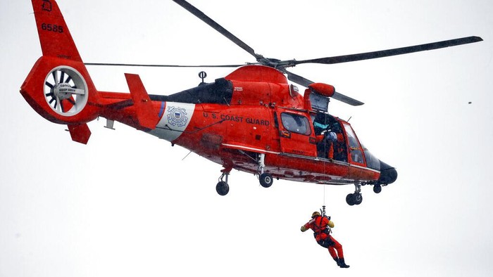 Evakuasi Mayat Wanita di Mobil Tenggelam Dekat Air Terjun Niaga Seorang penyelam Penjaga Pantai AS, yang ditambatkan ke helikopter yang melayang, menarik tubuh dari kendaraan yang tenggelam yang terjebak dalam arus deras hanya beberapa meter dari tepi Air Terjun Niagara, Rabu, 8 Desember 2021, di Air Terjun Niagara, NY (AP Photo/ Jeffrey T.Barnes)