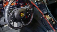 Sementara itu untuk bagian kabin Ferrari Roma, perancang di Ferrari Styling Center membuat konsep kokpit ganda. Foto: Grandyos Zafna
