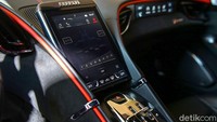 Pada bagian tengah nampak sistem infotainment layar 8.4 inci Vertical Screen. Ada beragam fungsi kontrol seperti hiburan, climate control, sampai ke dalam setting jok mobil. Foto: Grandyos Zafna