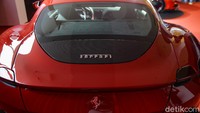 Ferrari mengembangkan beberapa teknologi terdepan, terutama spoiler belakang yang terintegrasi dengan kaca belakang. Fungsinya selain mempertahankan keanggunan mobil, juga menghasilkan downforce untuk kinerja luar biasa dari Ferrari Roma yang secara otomatis akan bekerja di kecepatan tinggi. Foto: Grandyos Zafna