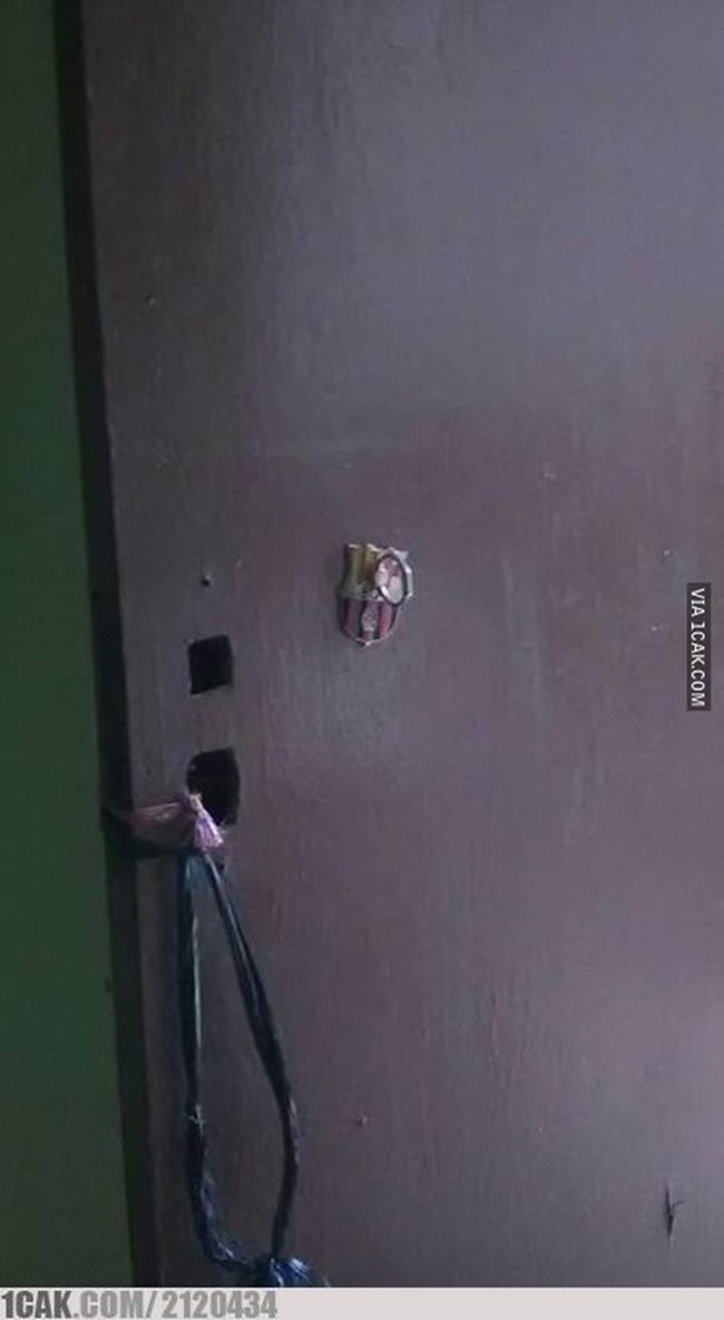 Contoh gagang pintu sederhana dan murah meriah. Bisa menggunakan tali rafia atau ring hp yang sudah tidak terpakai. Cara ini cukup efektif loh.. Foto: 1cak.com