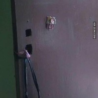 Contoh gagang pintu sederhana dan murah meriah. Bisa menggunakan tali rafia atau ring hp yang sudah tidak terpakai. Cara ini cukup efektif loh.. Foto: 1cak.com