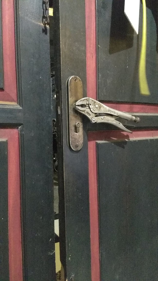 Ide yang satu ini bisa dicoba jika ingin punya gagang pintu rumah yang anti mainstream. Kamu sendiri mungkin tidak akan terpikir sebelumnya. Foto: Twitter/@Ctastdevil