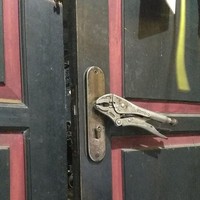 Ide yang satu ini bisa dicoba jika ingin punya gagang pintu rumah yang anti mainstream. Kamu sendiri mungkin tidak akan terpikir sebelumnya. Foto: Twitter/@Ctastdevil