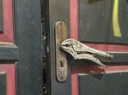 8 Ide Cemerlang Gantikan Gagang Pintu Rusak Ini Kocak, Bikin Menghela Napas