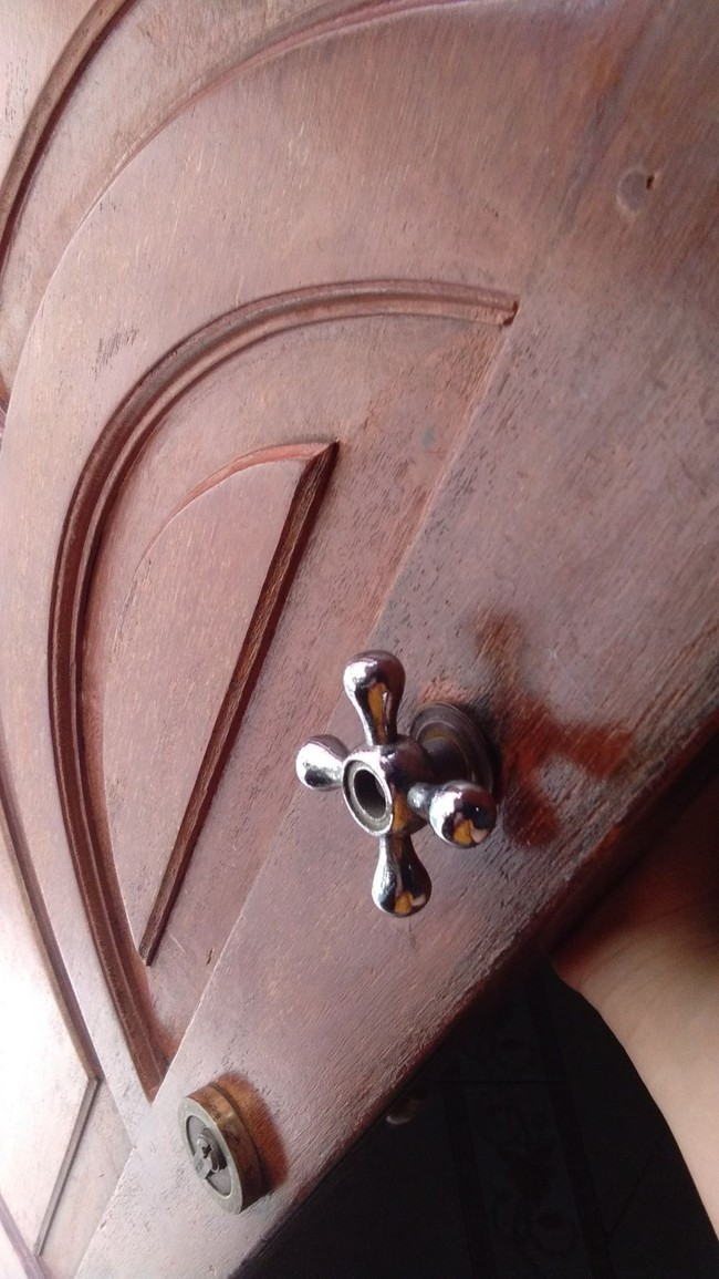 Semoga kalau diputar tidak ada air yang nyemprot ya. Ada yang mau coba ide mengganti gagang pintu yang satu ini? Foto: Twitter/@farahyosli