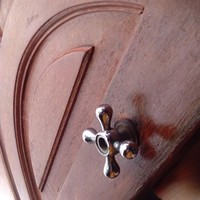 Semoga kalau diputar tidak ada air yang nyemprot ya. Ada yang mau coba ide mengganti gagang pintu yang satu ini? Foto: Twitter/@farahyosli