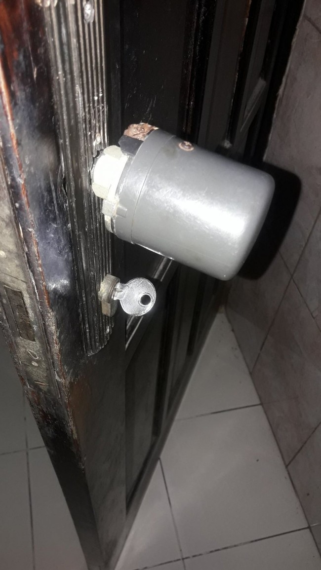 Punya budget terbatas tapi gagang pintu rusak. Tak perlu khawatir, apapun bisa dijadikan solusi untuk menggantikan gagang pintu rumah yang rusak. Foto: Twitter/@ismyexodus