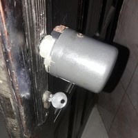 Punya budget terbatas tapi gagang pintu rusak. Tak perlu khawatir, apapun bisa dijadikan solusi untuk menggantikan gagang pintu rumah yang rusak. Foto: Twitter/@ismyexodus