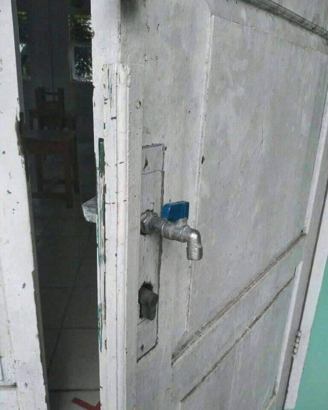 Lagi-lagi keran air yang berganti fungsi menjadi gagang pintu rumah. Pernah lihat gagang pintu yang seperti ini sebelumnya? Foto: Instagram/@wkwkland_real