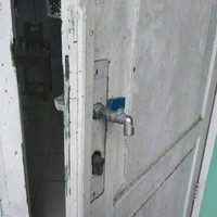 Lagi-lagi keran air yang berganti fungsi menjadi gagang pintu rumah. Pernah lihat gagang pintu yang seperti ini sebelumnya? Foto: Instagram/@wkwkland_real