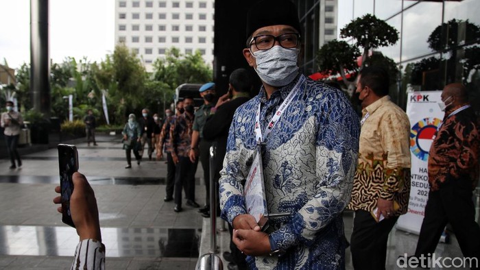 Gaya Ridwan Kamil Saat Hadiri Peringatan Hakordia di KPK Gubernur Jawa Barat Ridwan Kamil turut hadiri peringatan Hari Antikorupsi Sedunia di KPK. Ia pun mendapat penghargaan dari KPK saat hadiri acara tersebut.