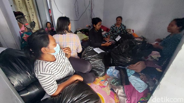 Belasan korban erupsi Semeru memilih mengungsi ke Probolinggo. Mereka trauma dengan guguran awan panas yang terjadi.