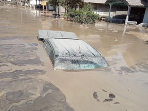 Banjir Lahar Dingin Semeru Timbun Mobil Relawan RS UNS