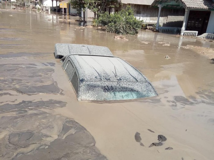 Pascaerupsi Gunung Semeru, setiap malam terjadi banjir lahar dingin. Banjir lahar dingin merendam mobil relawan.