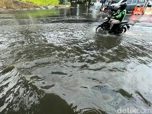 Diguyur Hujan Sejak Siang, Jalan Kemang Raya Jaksel Tergenang