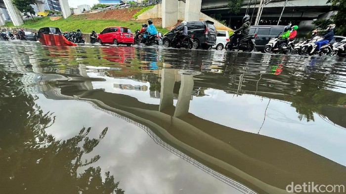 Hujan yang mengguyur kawasan Jakarta pada Kamis (9/12) siang menyebabkan Jalan MT Haryono Cawang tergenang. Genangan muncul akibat sistem drainase yang buruk.