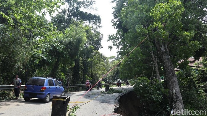 Jalan di Majalengka nyaris ambles gegara longsor.