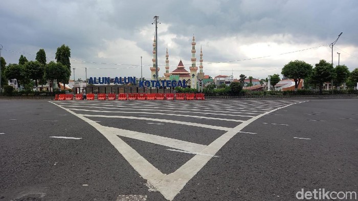 Jalan kawasan Alun-alun Kota Tegal, Jawa Tengah, ditutup. Kendaraan bermotor dilarang masuk pukul 18.00 WIB sampai tengah malam.