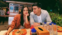 Bersama Ranty Maria, Jeff Smith tampak asyik menikmati makan malamnya. Bukan di restoran atau kafe, mereka memilih untuk makan malam nasi goreng di pinggir jalan.  Foto: Instagram @mr.jeffsmith