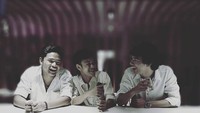 Menyandang gelar sebagai artis tak menjadikan Jeff gengsi makan jajanan pinggir jalan. Selepas syuting sinetron, ia justru asyik nongkrong di pinggir jalan.  Foto: Instagram @mr.jeffsmith