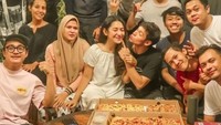 Jeff terkenal sebagai pribadi yang ramah,tak heran kalau ia banyak menghabiskan waktu bersama temannya. Seperti momen saat kumpul ini. Foto: Instagram @mr.jeffsmith