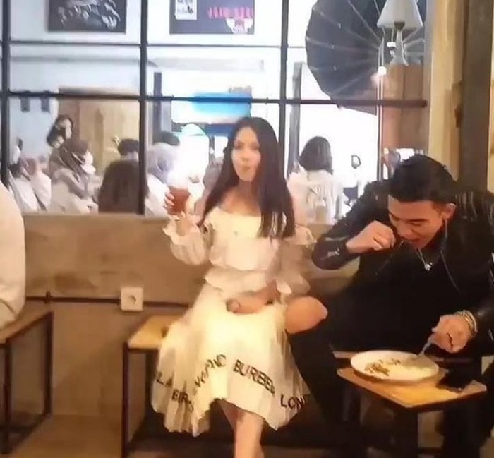 Jeff Smith Punya Banyak Momen Seru Makan di Pinggir Jalan Bareng Teman Jeff Smith Punya Banyak Momen Seru Makan di Pinggir Jalan Bareng Teman