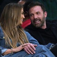 Seperti dikabarkan Page Six, tangan keduanya tak pernah lepas satu sama lain sepanjang pertandingan. Sesekali mereka juga berangkulan. (Foto: AP/Marcio Jose Sanchez)