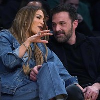 Pertandingan NBA antara Los Angeles Lakers dan Boston Celtics di Los Angeles, Selasa (7/12/2021), dimanfaatkan Ben Affleck dan Jennifer Lopez sebagai momen kencan. Duduk di barisan depan, keduanya terlihat sangat mesra. (Foto: AP/Marcio Jose Sanchez)