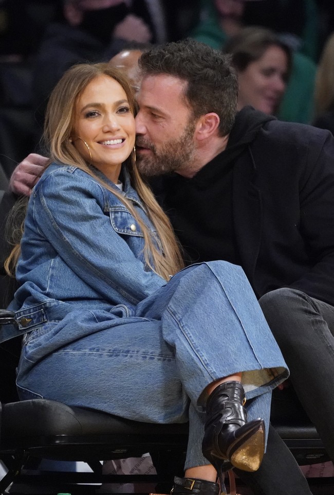 Salah satu momen PDA alias public display affection dari sejoli selebritis ini. Ben Affleck tak ragu untuk mencium pipi J.Lo di arena yang penuh penonton. (Foto: AP/Marcio Jose Sanchez)