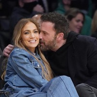 Salah satu momen PDA alias public display affection dari sejoli selebritis ini. Ben Affleck tak ragu untuk mencium pipi J.Lo di arena yang penuh penonton. (Foto: AP/Marcio Jose Sanchez)