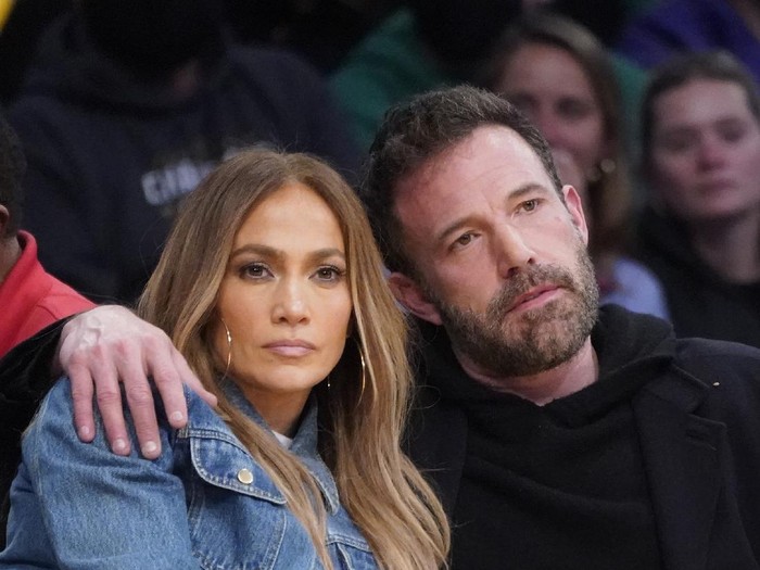Jennifer Lopez dan Ben Affleck Pamer Mesra Jennifer Lopez, left, and Ben Affleck attend an NBA basketball game between the Los Angeles Lakers and the Boston Celtics Tuesday, Dec. 7, 2021, in Los Angeles. (AP Photo/Marcio Jose Sanchez)