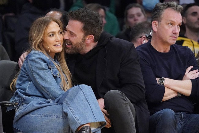 Cinta lama bersemi kembali, J.Lo dan Ben Affleck diketahui berpacaran lagi sejak pertengahan tahun ini setelah putus dari pasangan masing-masing. Jennifer Lopez berpisah dari Alex Rodriguez yang dikabarkan selingkuh, sementara Ben Affleck putus cinta dari Bond girl Ana de Armas pada awal 2021.  (Foto: AP/Marcio Jose Sanchez)