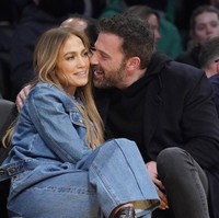 Cinta lama bersemi kembali, J.Lo dan Ben Affleck diketahui berpacaran lagi sejak pertengahan tahun ini setelah putus dari pasangan masing-masing. Jennifer Lopez berpisah dari Alex Rodriguez yang dikabarkan selingkuh, sementara Ben Affleck putus cinta dari Bond girl Ana de Armas pada awal 2021.  (Foto: AP/Marcio Jose Sanchez)