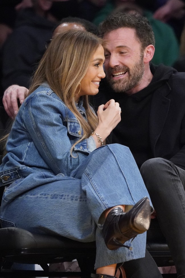 Ben Affleck dan J.Lo tampak bahagia bisa menghabiskan waktu bersama sambil menyaksikan pertandingan NBA.  (Foto: AP/Marcio Jose Sanchez)
